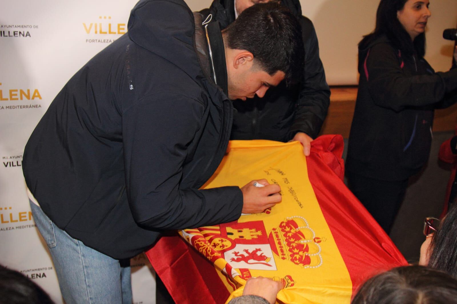 Carlos Alcaraz firma una bandera española