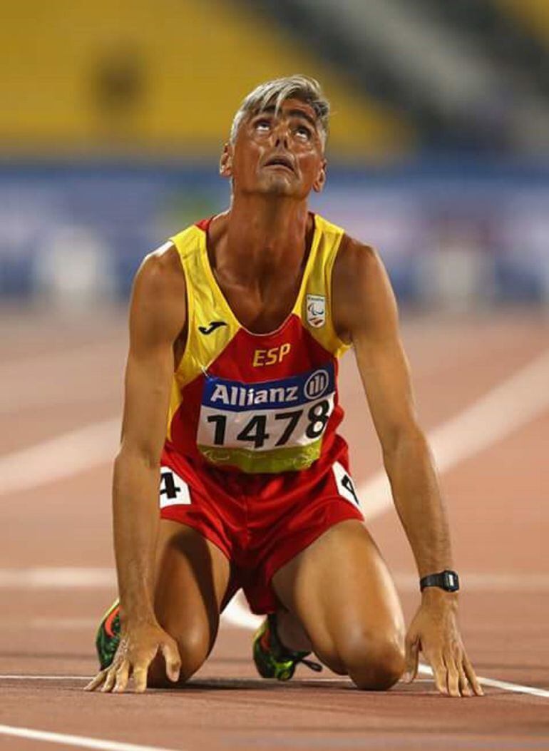 El atleta alburquerqueño José María Pámpano tras cruzar la línea de meta en la prueba de 800 metros en Doha.