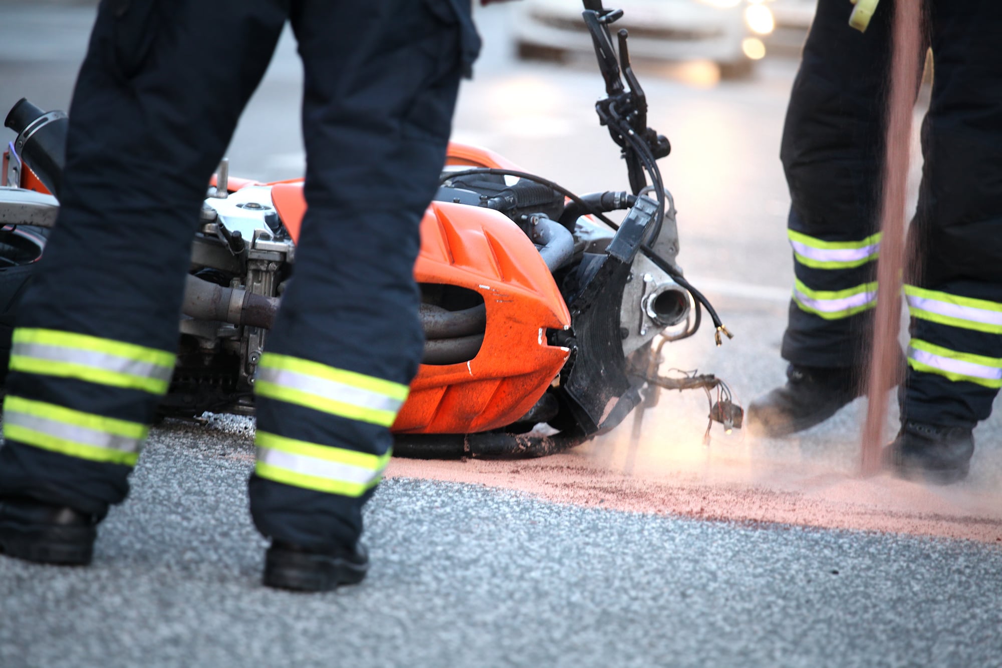 Foto de archivo. Sanitarios atienden y trasladan al hospital a un herido grave en accidente de tráfico ocurrido en Alhama de Murcia.