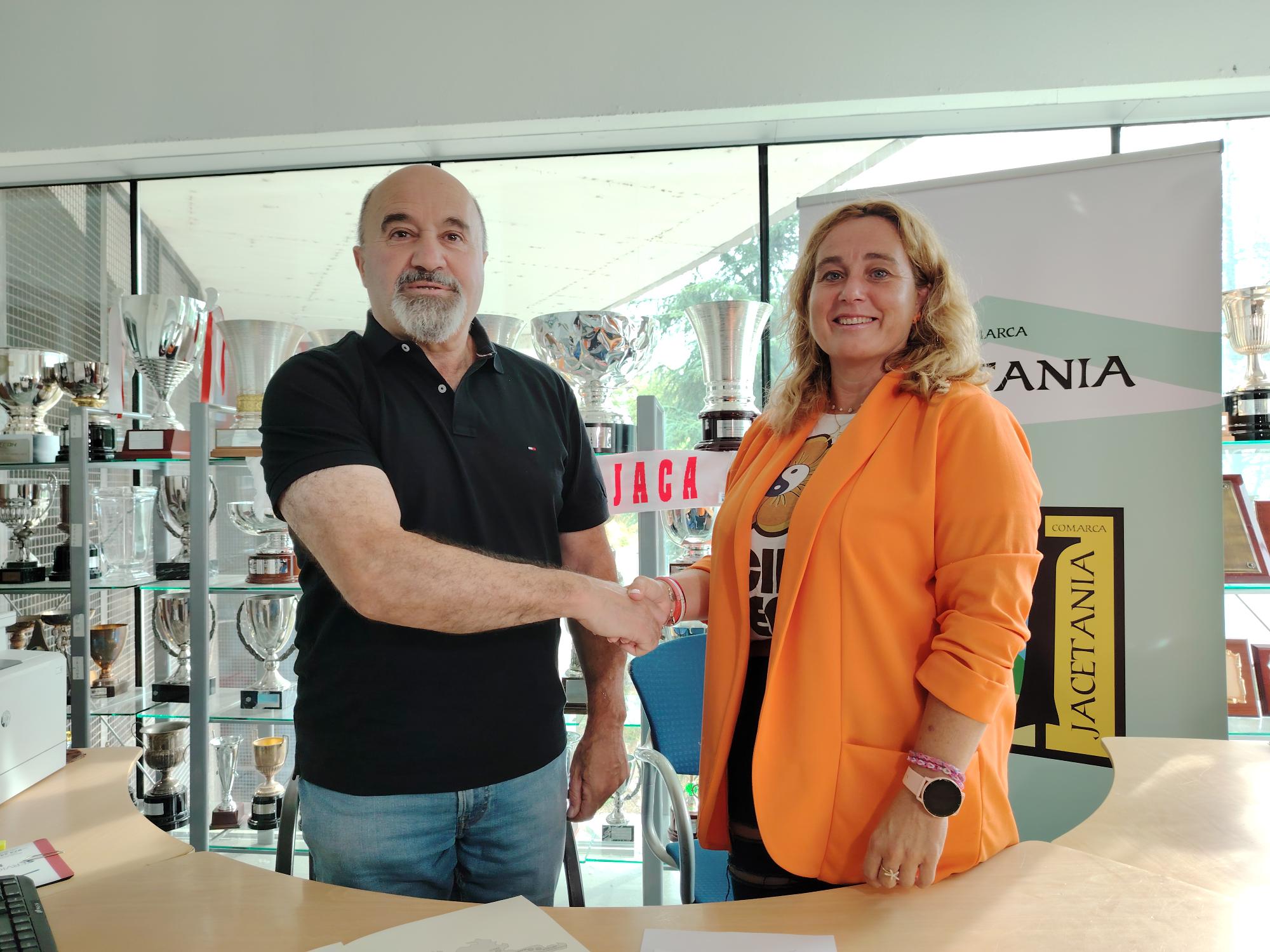 Antonio Betrán, presidente del Club, junto a la presidenta de la Comarca de la Jacetania, Olvido Moratinos