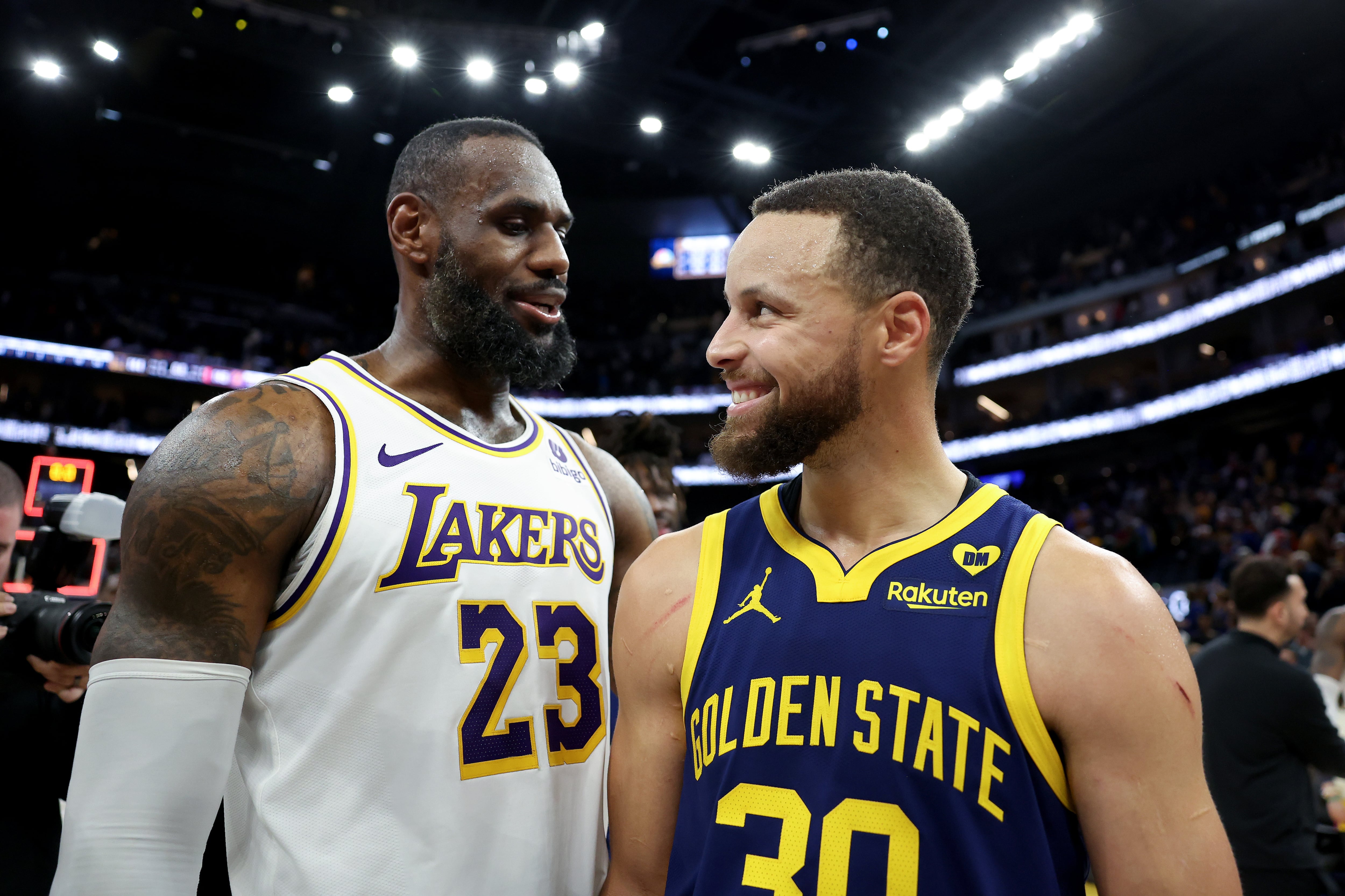 LeBron James, junto a Stephen Curry, en un partido entre Los Angeles Lakers y Golden State Warriors