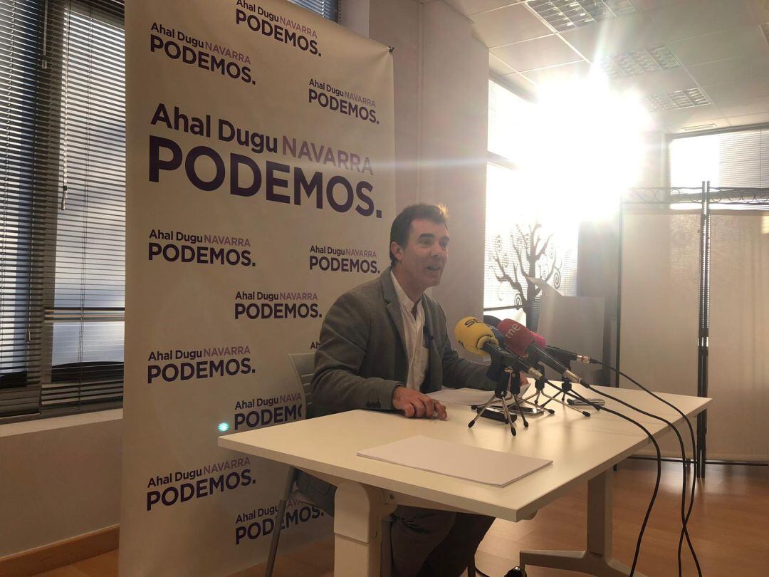 Eduardo Santos en rueda de prensa en la sede de Podemos Ahal Dugu