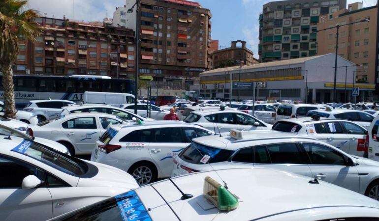 Taxistas de Alicante parados en Renfe durante la huelga