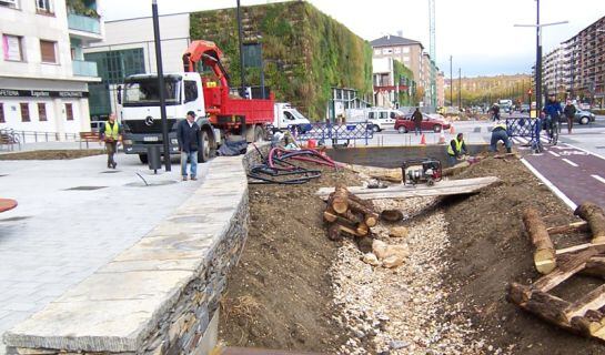 Máquinas en la Avenida Gasteiz en la tarde del lunes cuando el Gobierno ha dado la obra por finalizada