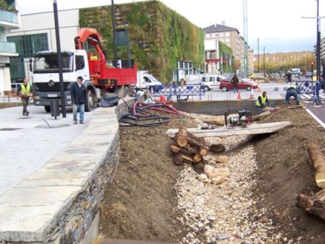 Máquinas en la Avenida Gasteiz en la tarde del lunes cuando el Gobierno ha dado la obra por finalizada
