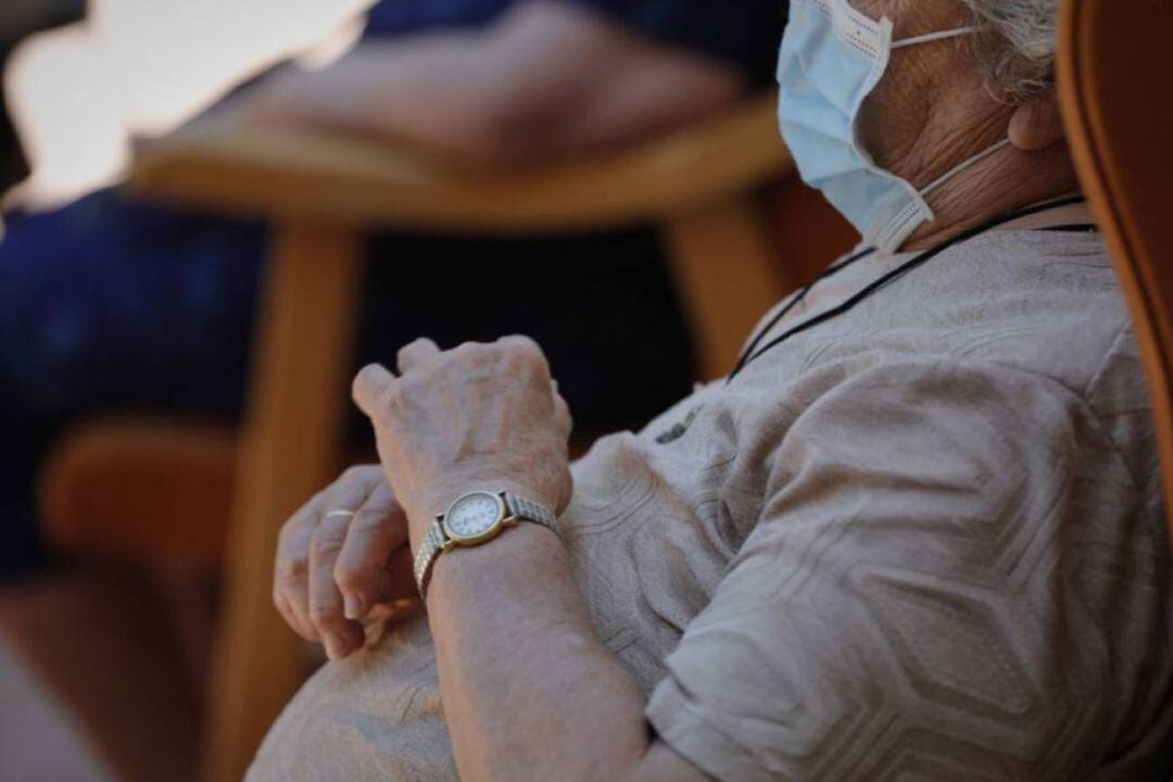 Una anciana en una residencia de mayores 