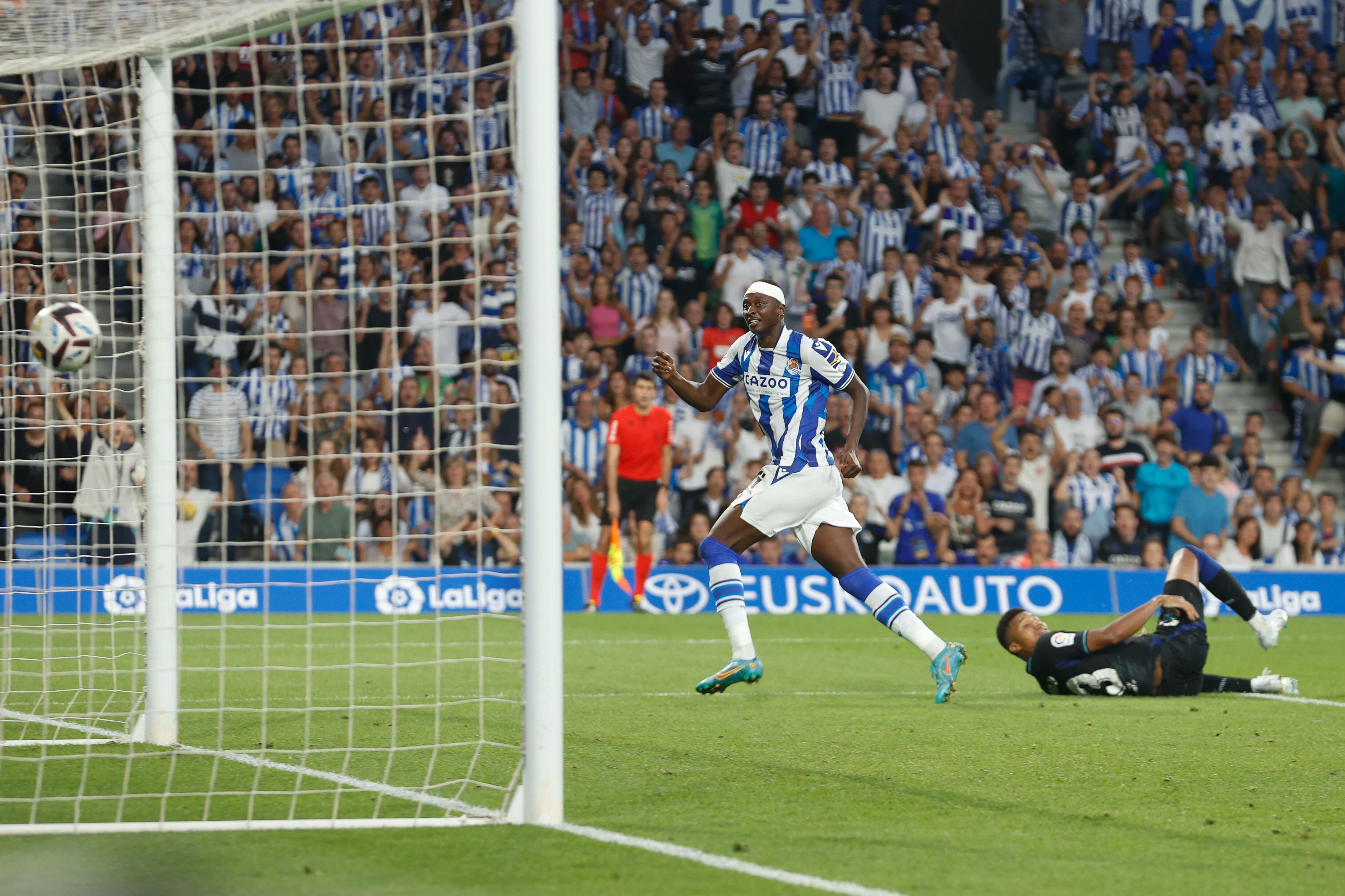 Sadiq celebra un gol con la Real Sociedad en un partido de Liga EFE/ Javier Etxezarreta