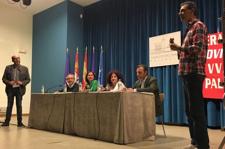 El presidente de la Federación de Vecinos, Óscar Martín, de pie en primer término en un acto público