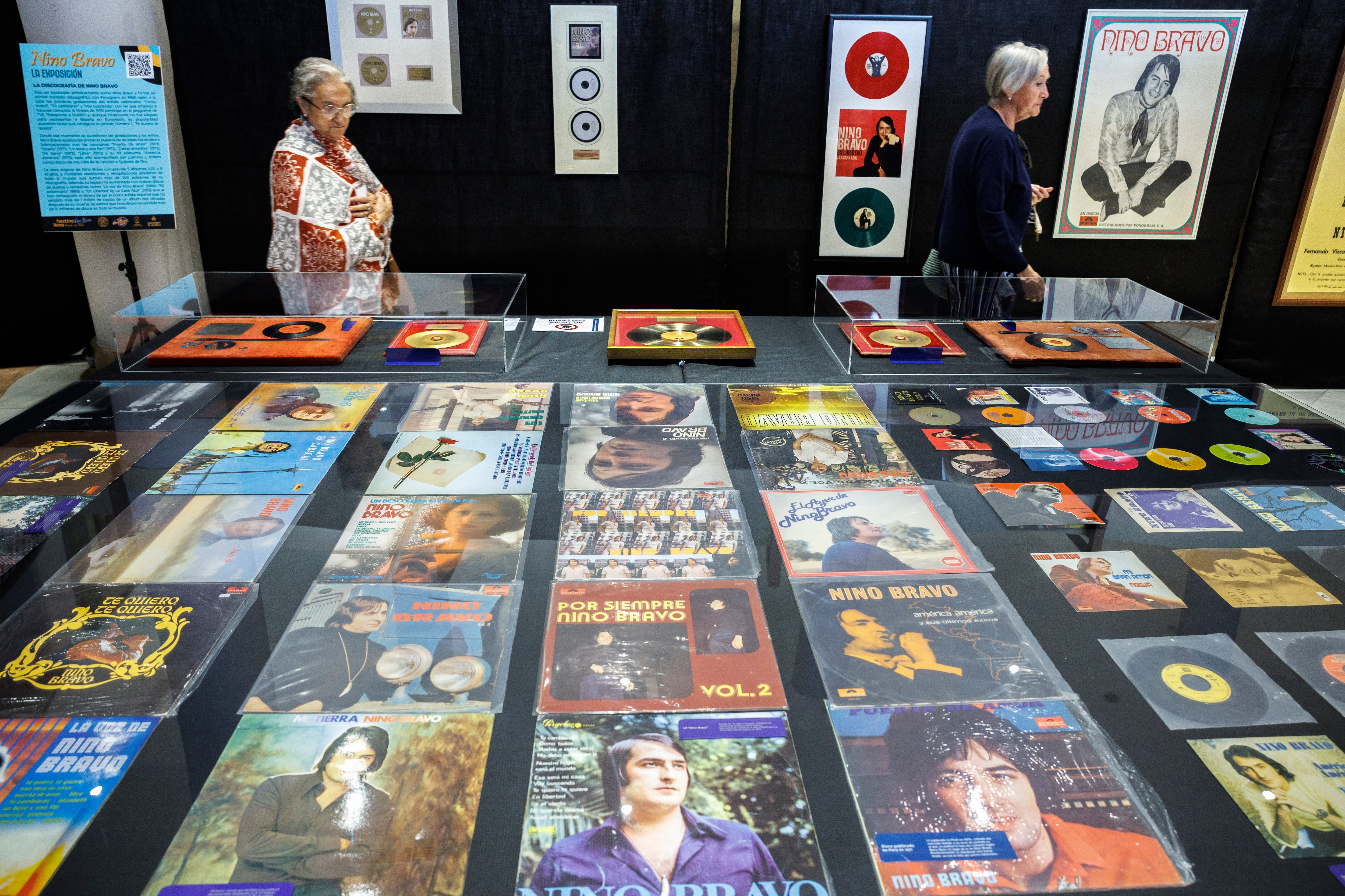 Valencia, Comunidad Valenciana, 24/09/2023.- Vista general de la exposición, que el Ateneo Mercantil de València acoge desde finales de agosto, en homenaje al cantante Nino Bravo, de cuya muerte en accidente de coche, el 16 de abril en Villarrubio (Cuenca), se cumple este año medio siglo. EFE/Biel Aliño