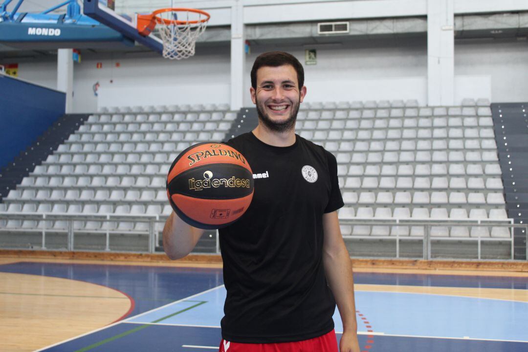 El capitán del Gipuzkoa Basket, Xabi Oroz posa con el balon de la Liga Endesa