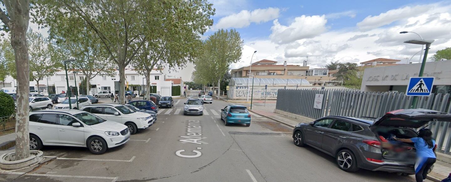 Imagen del tráfico en la calle Alemania, junto al centro cívico y el colegio &quot;Jose Maria de la Fuente&quot;