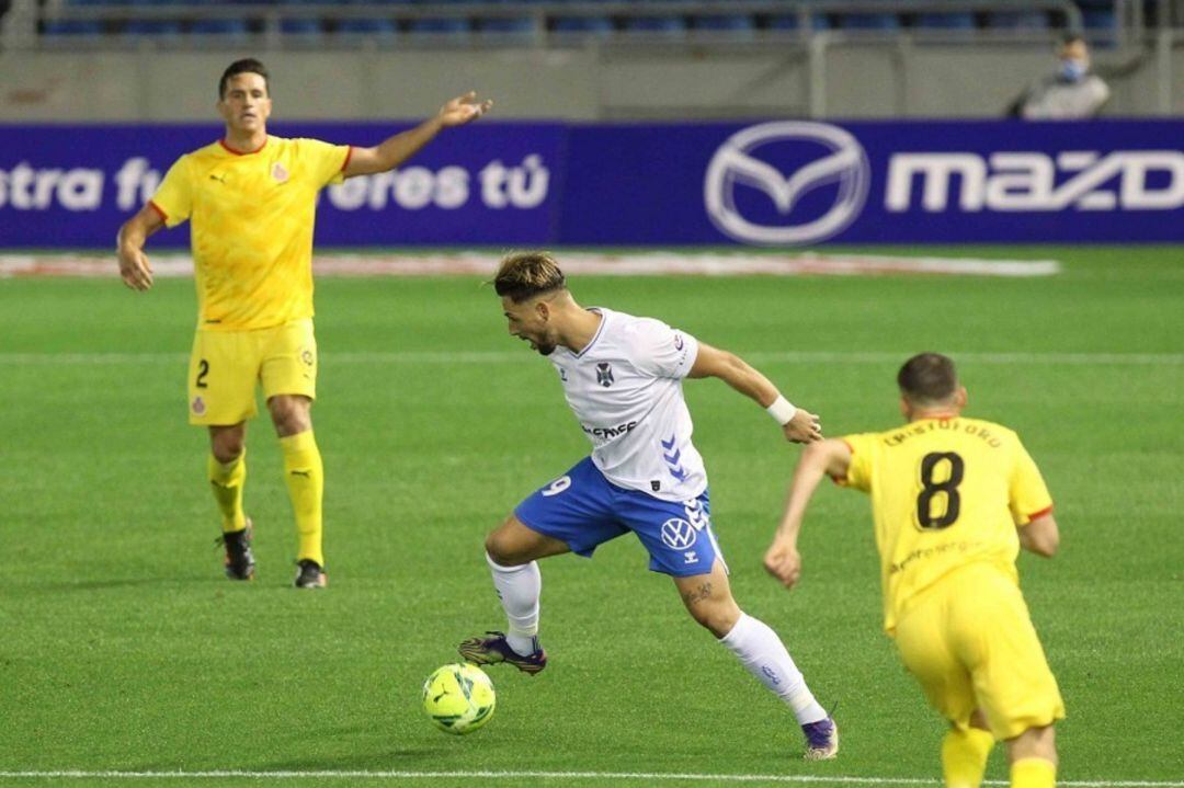 Fran Sol volvió a marcar para el Tenerife aunque acabó el encuentro lesionado