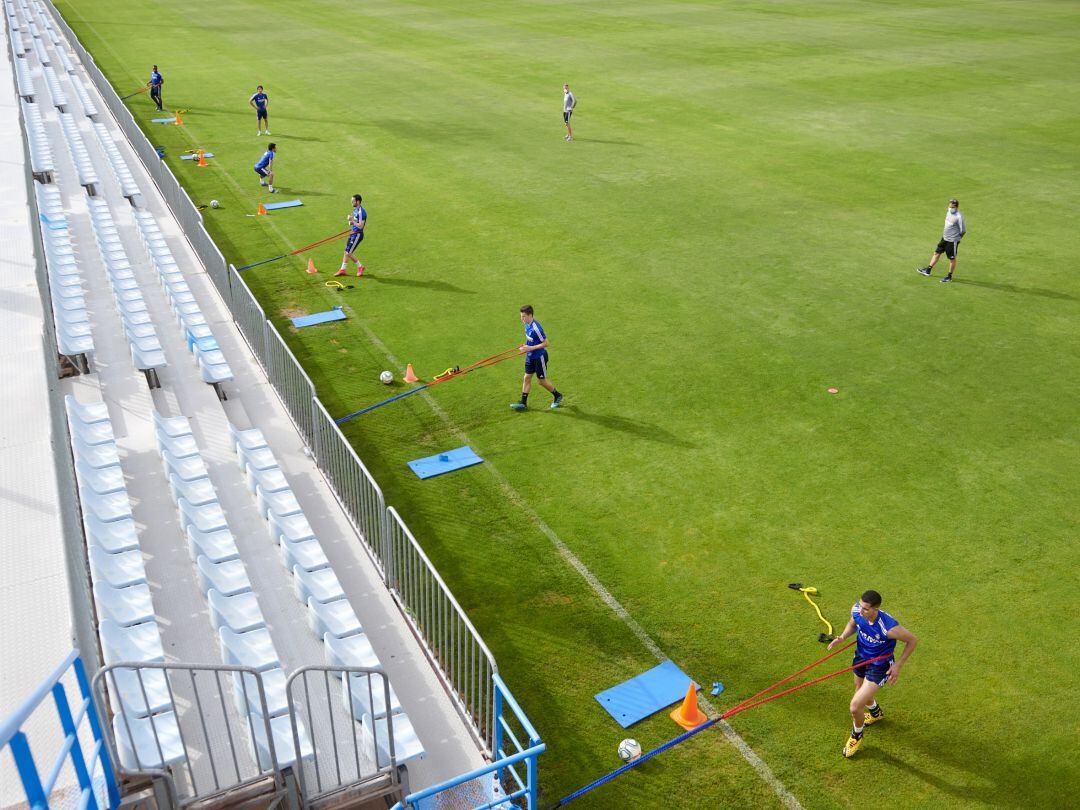 Los jugadores del Real Zaragoza cumpliendo el protocolo impuesto en el entrenamiento