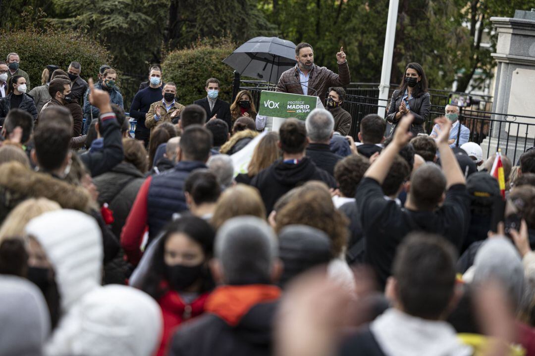 Santiago Abascal se dirige a los asistentes del mitín celebrado en la Plaza Duque de Ahumada de Valdemoro. A la derecha de la imagen, Rocío Monasterio.