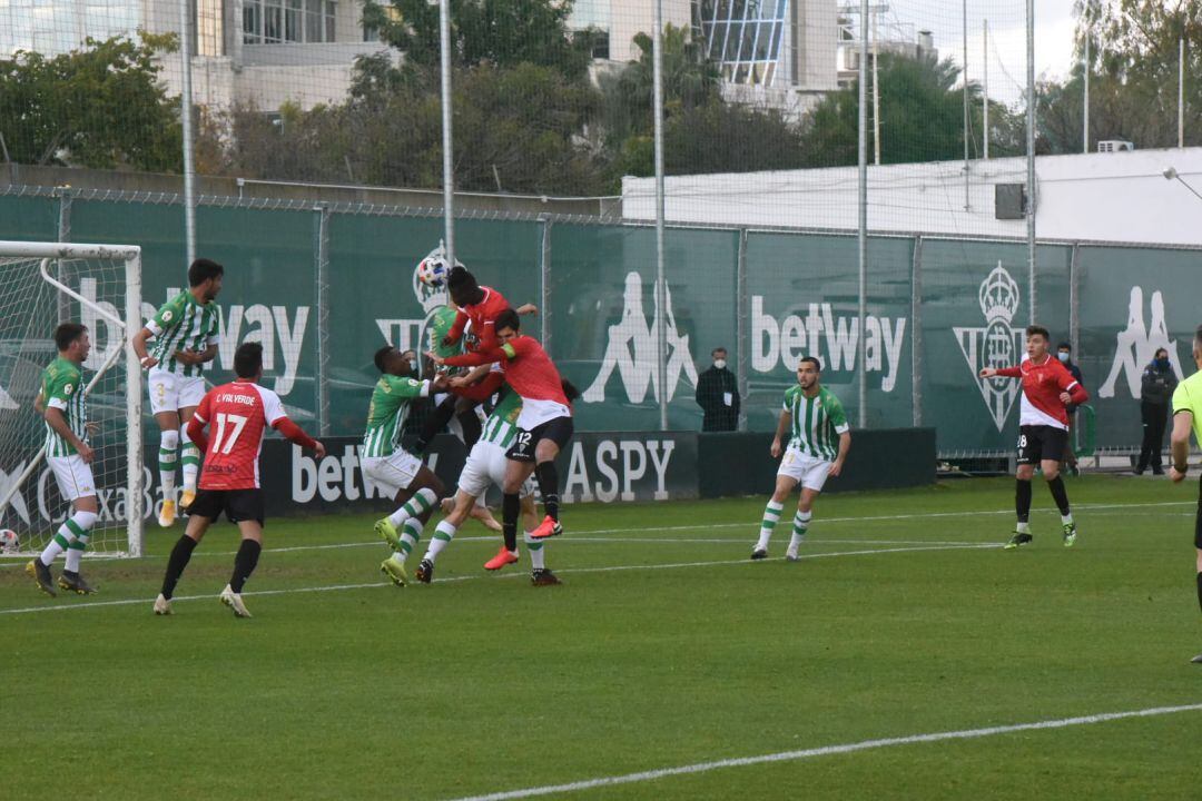 Lance del encuentro Betis Deportivo - Córdoba CF