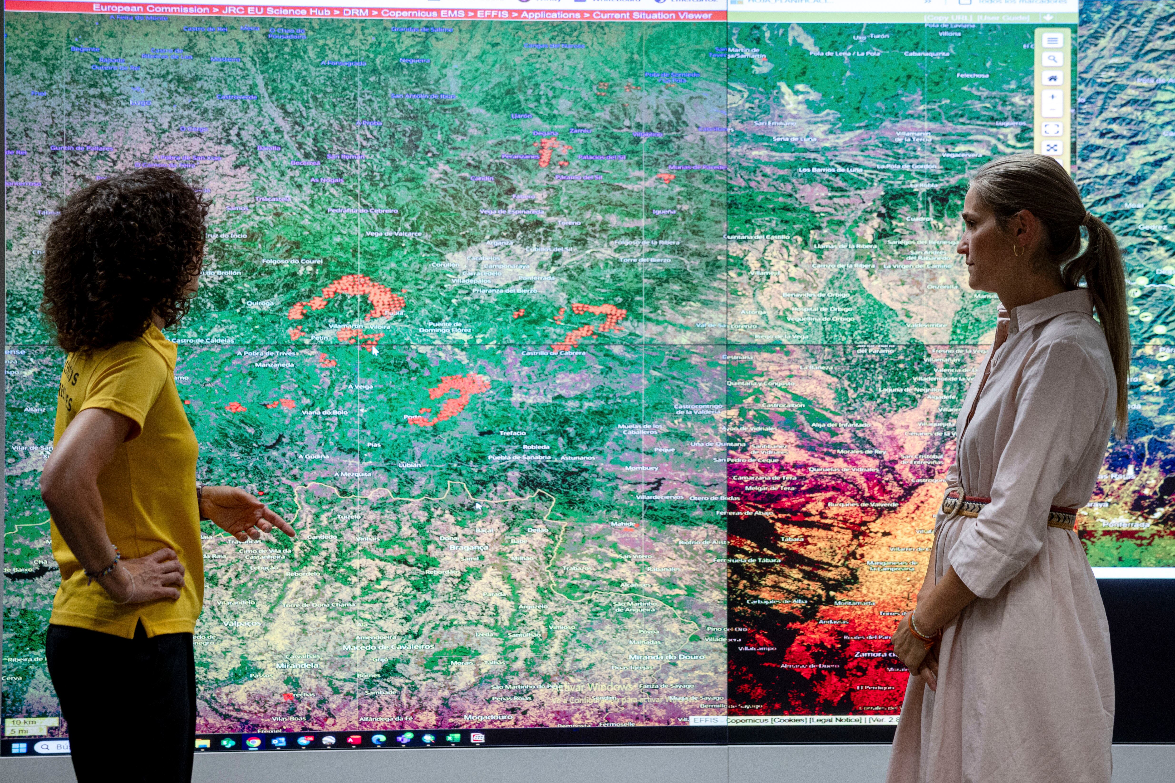 La vicepresidenta tercera y ministra para la Transición Ecológica y el Reto Demográfico, Sara Aagesen (d), visita el Centro de Coordinación de la Información Nacional sobre Incendios Forestales (CCINIF), este lunes, en Madrid
