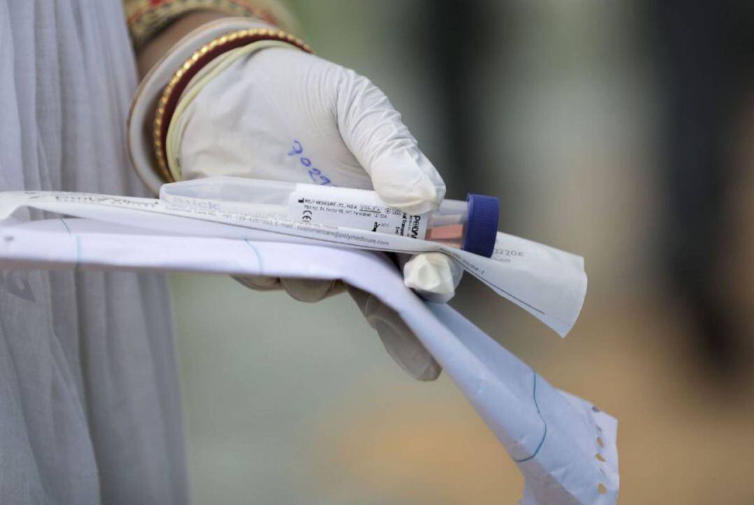 Sanitario porta un test