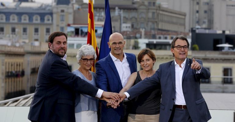 Los cinco primeros de la lista independentista posan en la presentación de la candidatura 