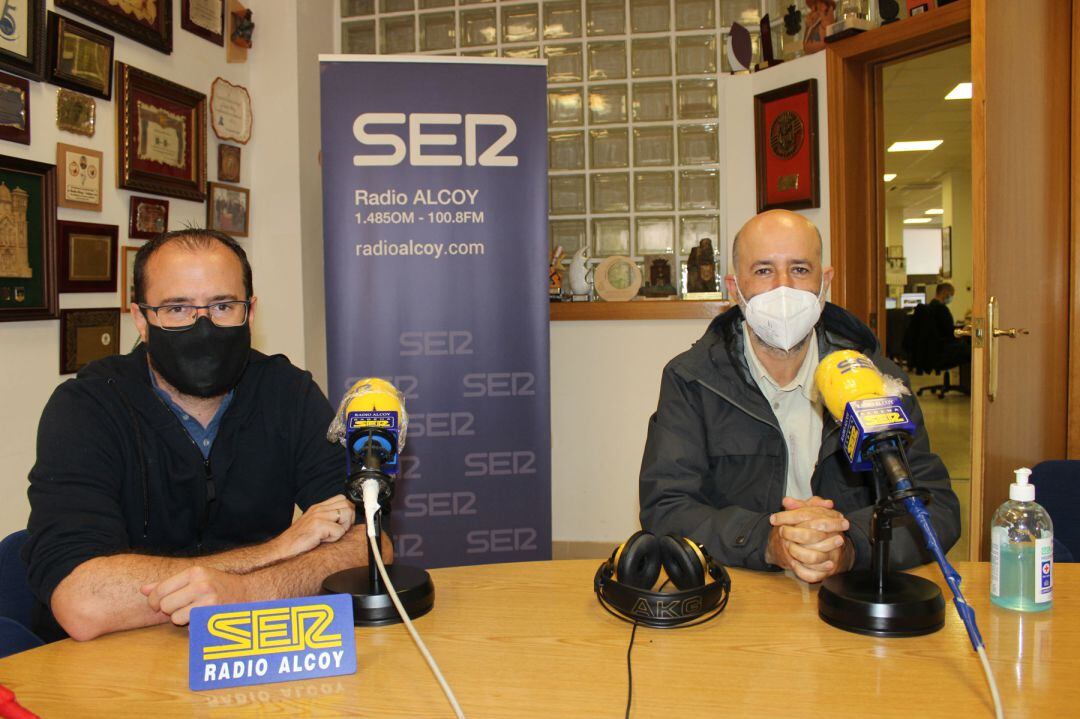Tono Belda y Lluís Serra, en los estudios de Radio Alcoy