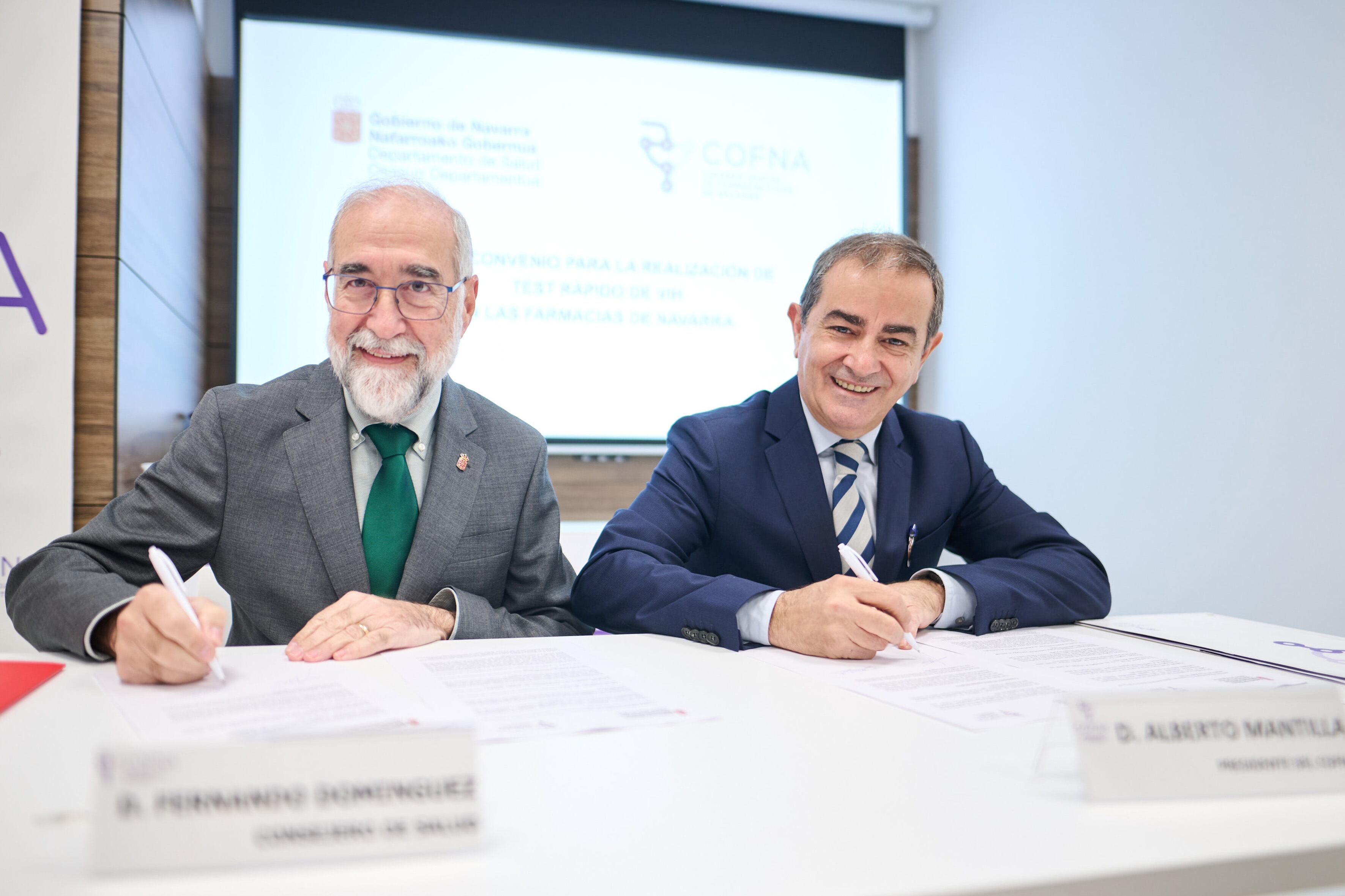 El consejero de Salud, Fernando Domínguez, junto al presidente del Colegio Oficial de Farmacéuticos de Navarra, Alberto Mantilla, en la firma del convenio.