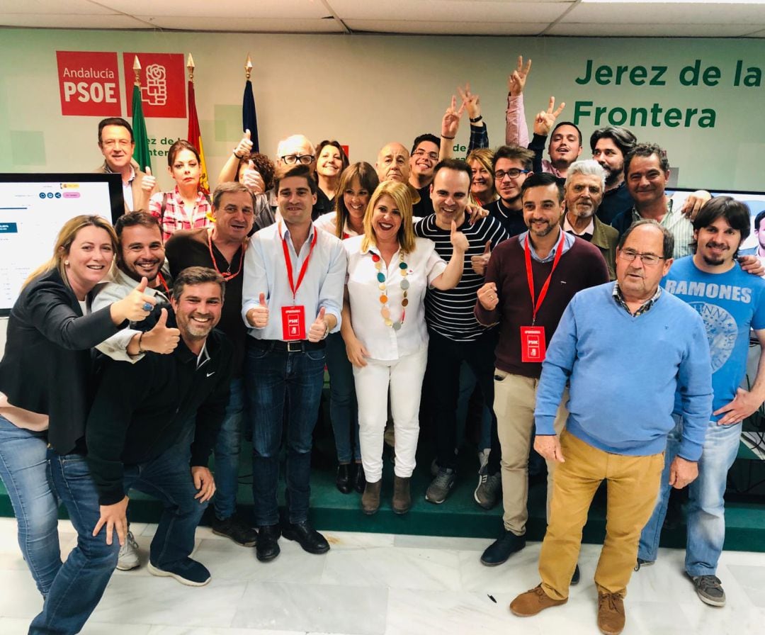 Los militantes socialistas celebran la victoria en la sede de Jerez