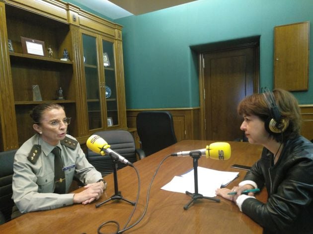 La coronel Ana Betegón, directora del Hospital Militar, con la directora de contenidos de Radio Zaragoza, Eva Pérez Sorribes, en La Rebotica