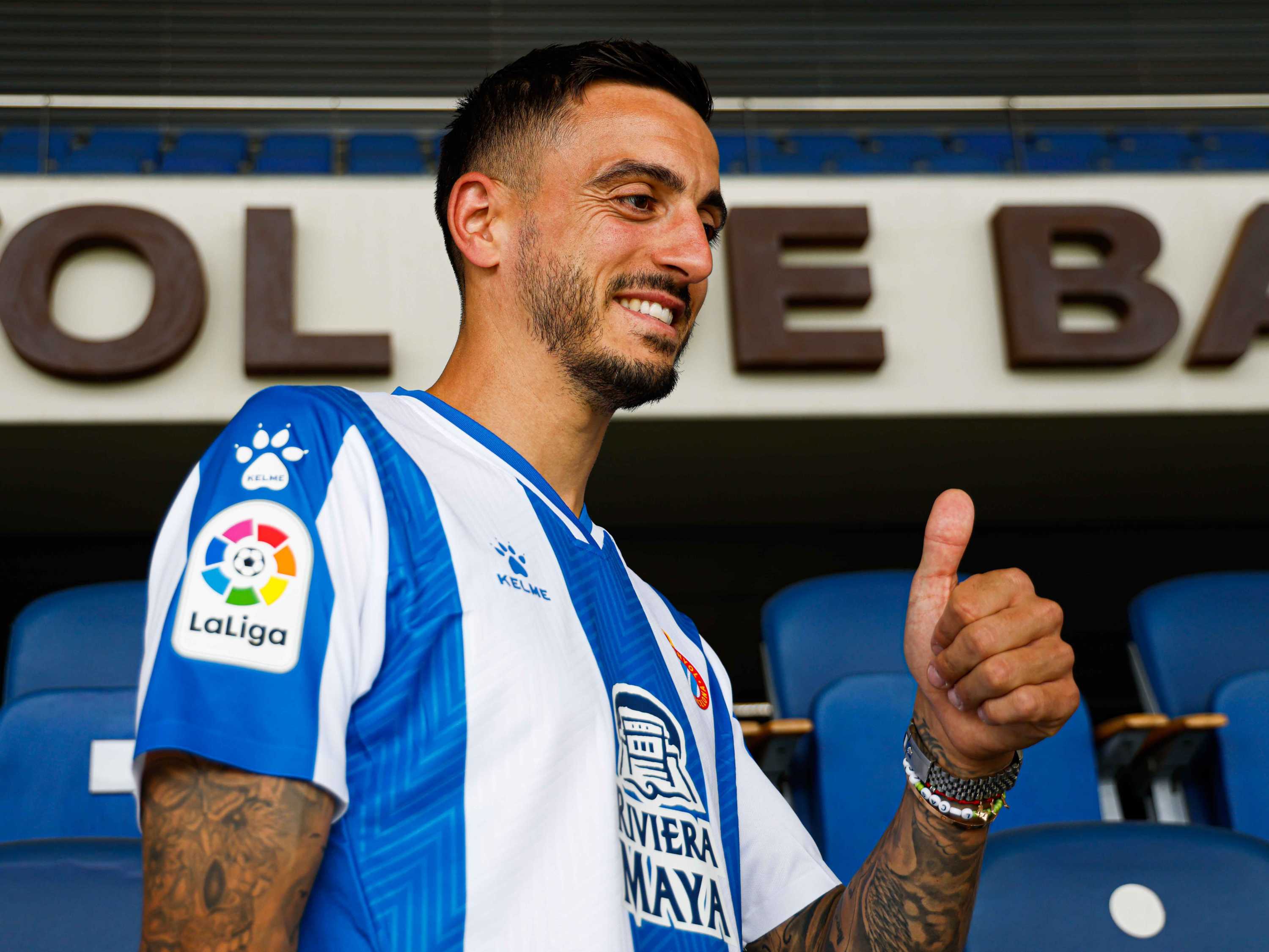 Joselu Mato posa con la camiseta del Espanyol