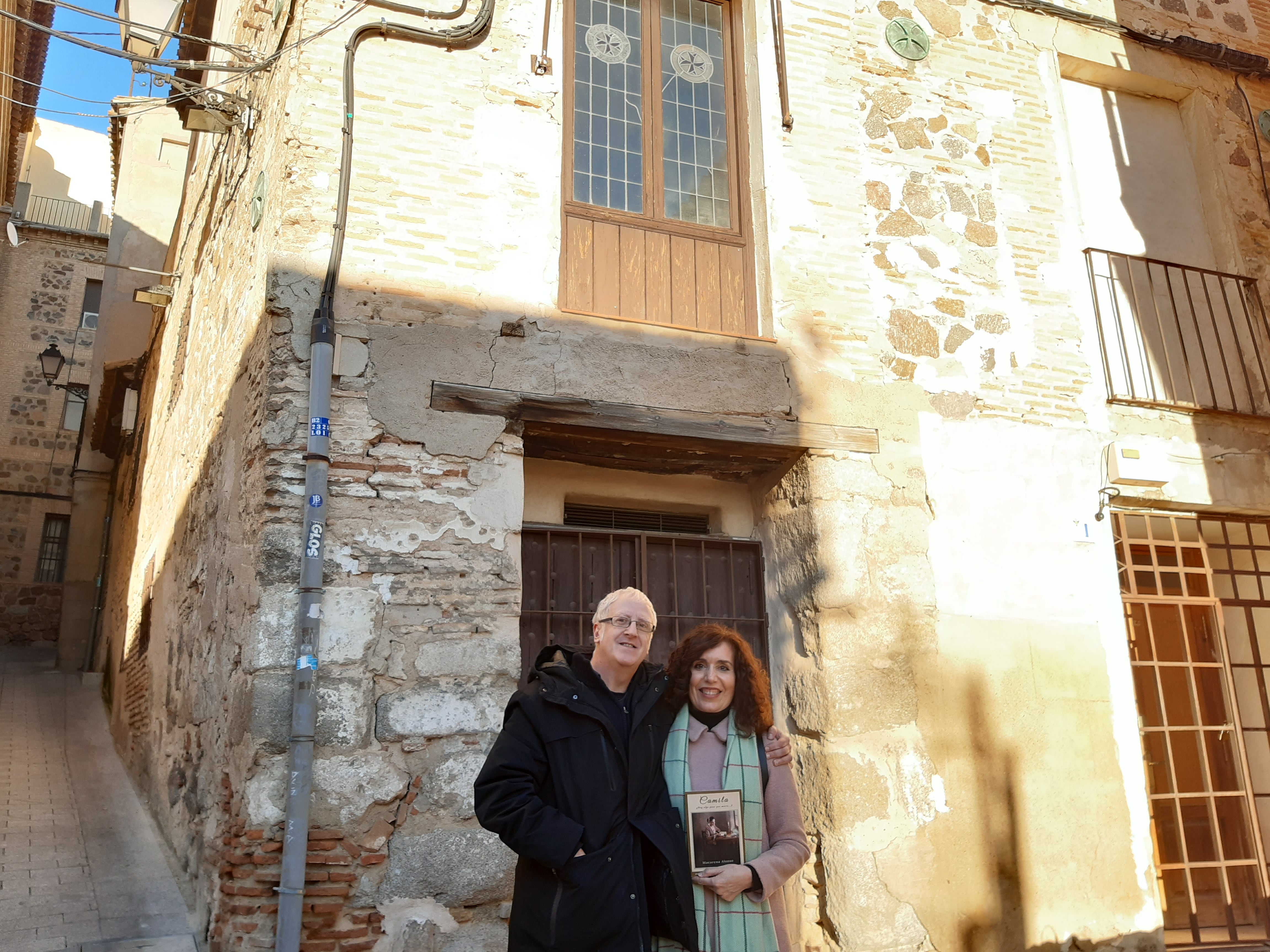 Luis Rodríguez Bausá y Macarena Alonso junto a la llamada &quot;casa del temple