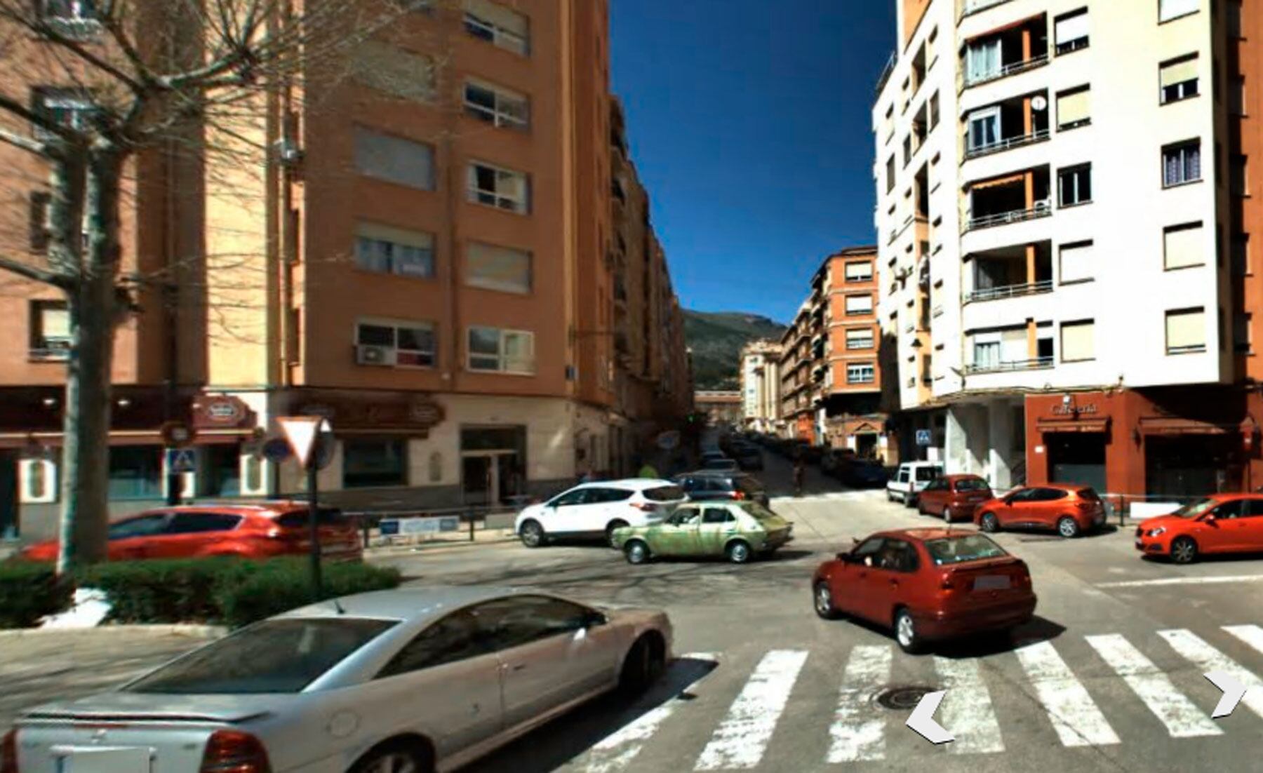 La calle Sabadell de Alcoy en su cruce con la Avinguda Hispanitat