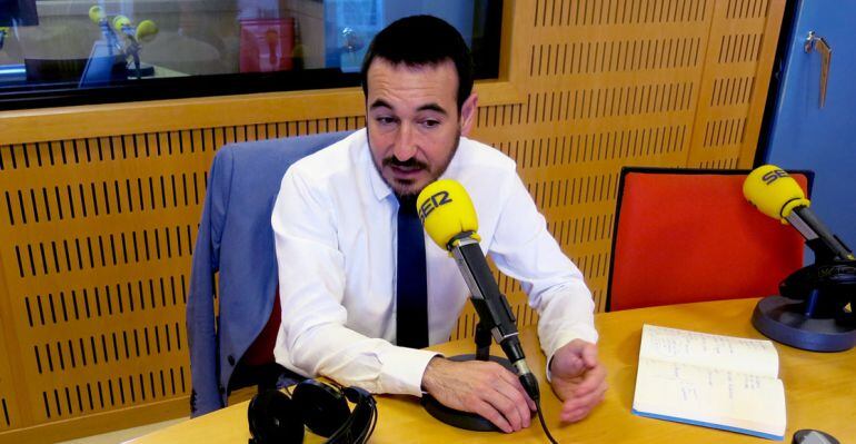 Imagen del delegado de la Junta, Fernando López Gil, en los estudios de Radio Cádiz