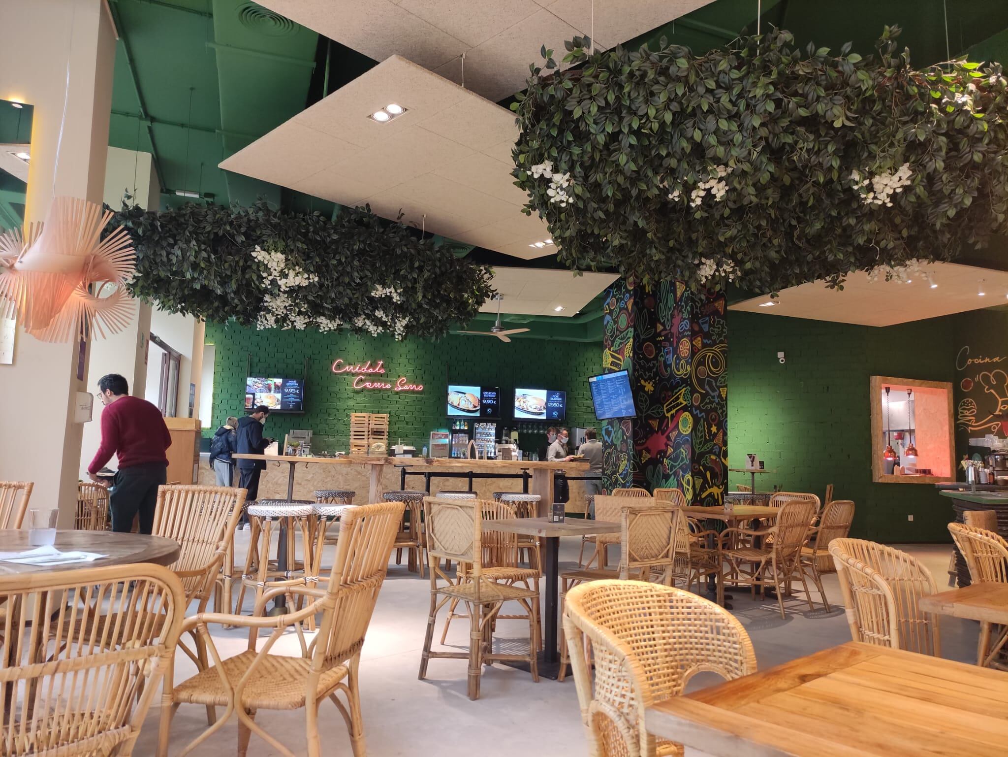 Interior del local Organic Burger & Burritos, en Jerez