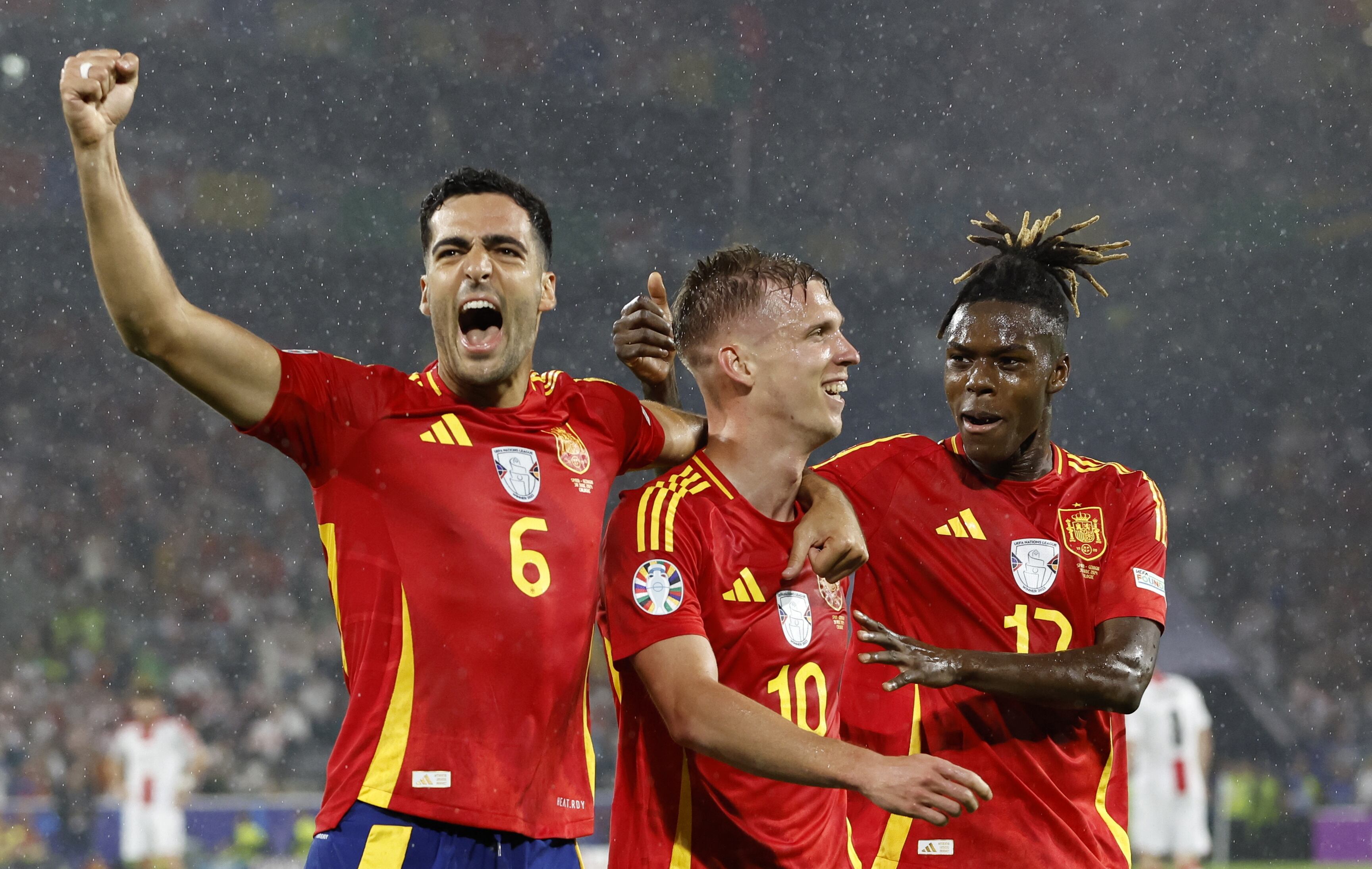 Mikel Merino celebra un gol con Dani Olmo y Nico Williams.