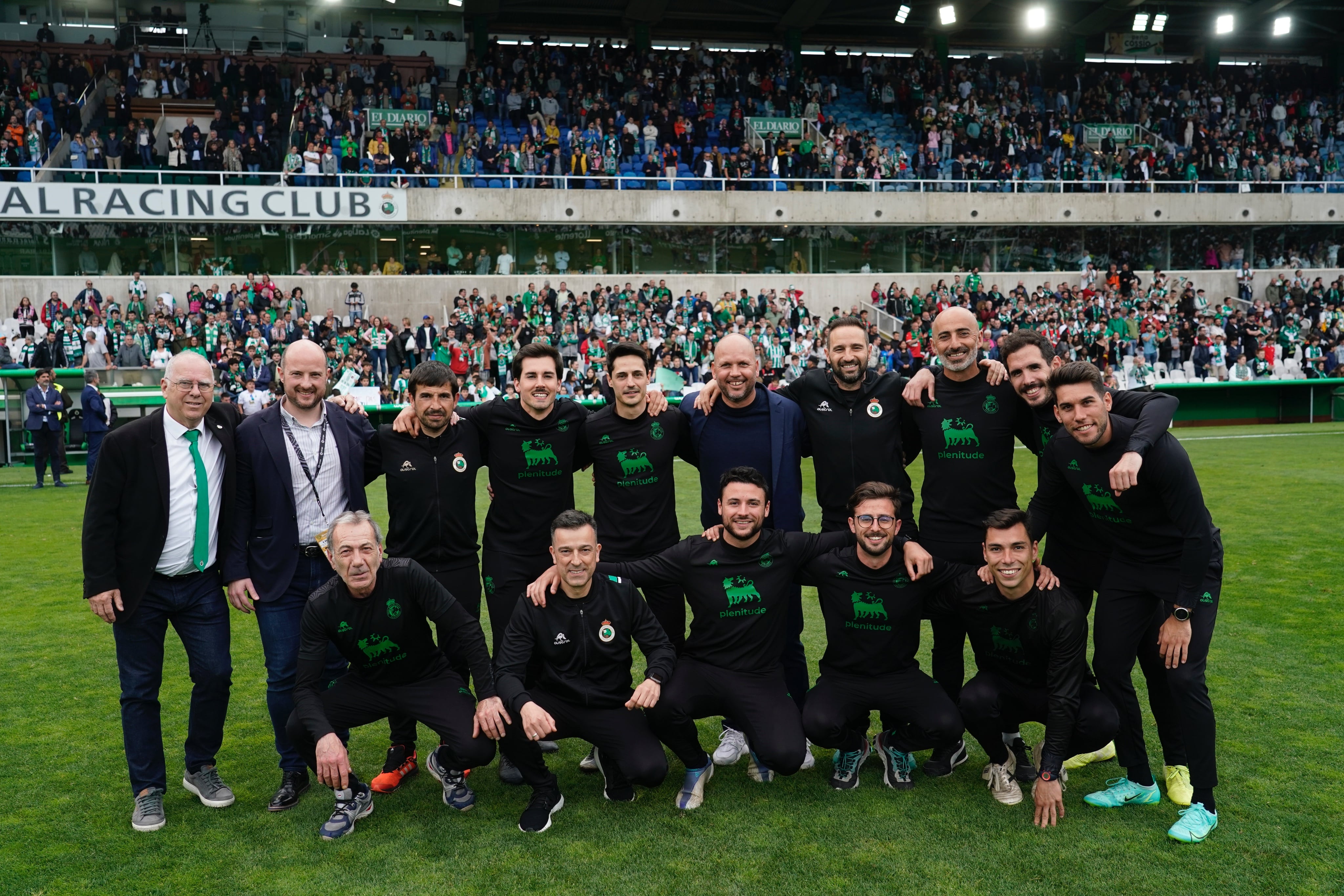 Técnicos y empleados del Racing festejan la permanencia