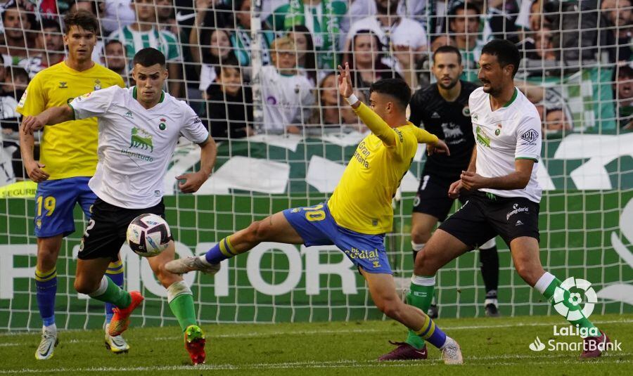 Mantilla pugna con el balón junto a Alberto Moleiro, centrocampista de Las Palmas