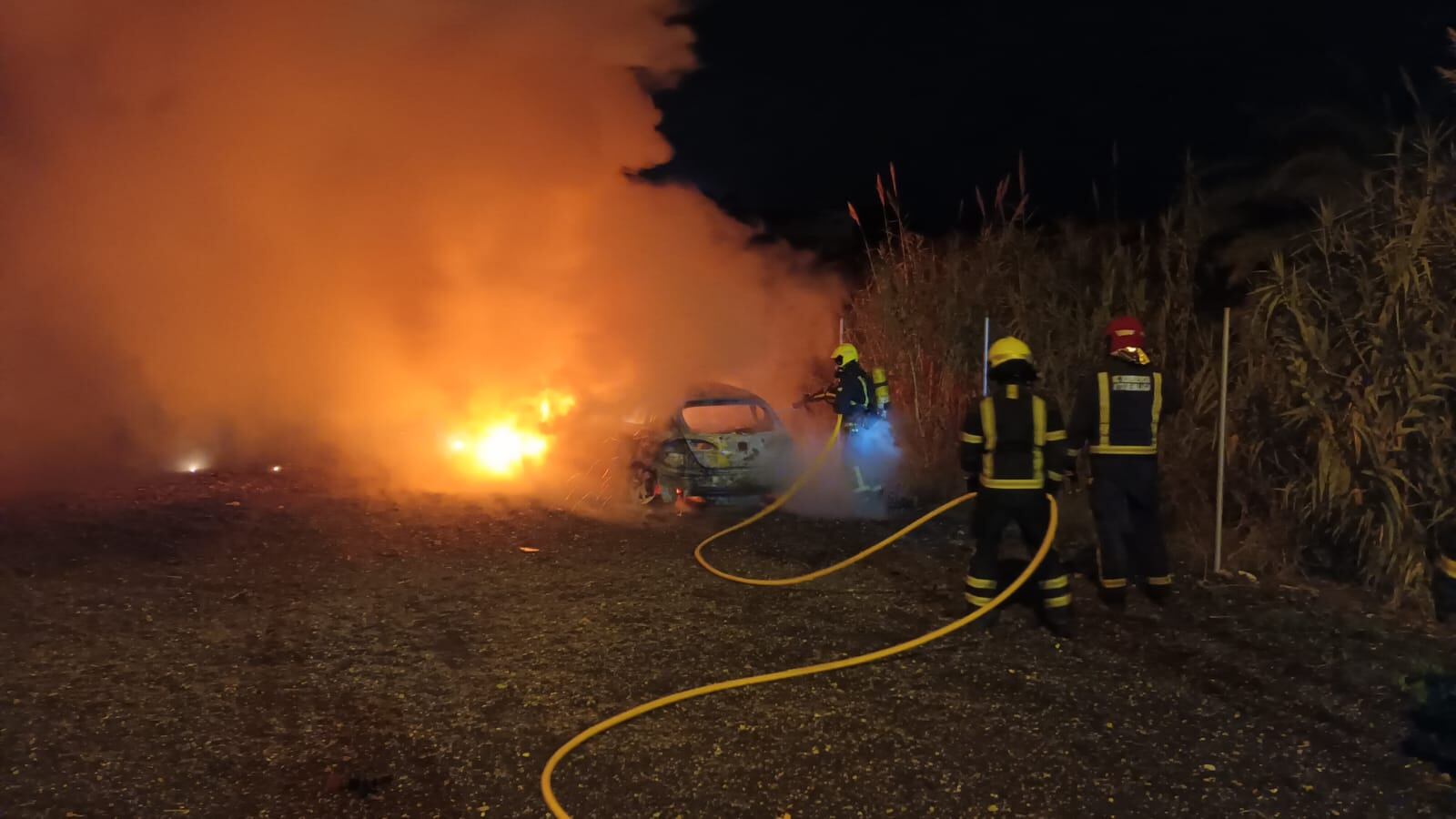 Los bomberos sofocan las llamas