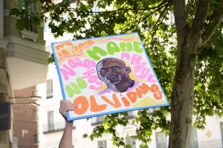 Pancarta en memoria de Mame Mbaye, el mantero de origen senegalés que murió mientras era detenido durante una persecución policial en Lavapiés, en marzo de 2018.