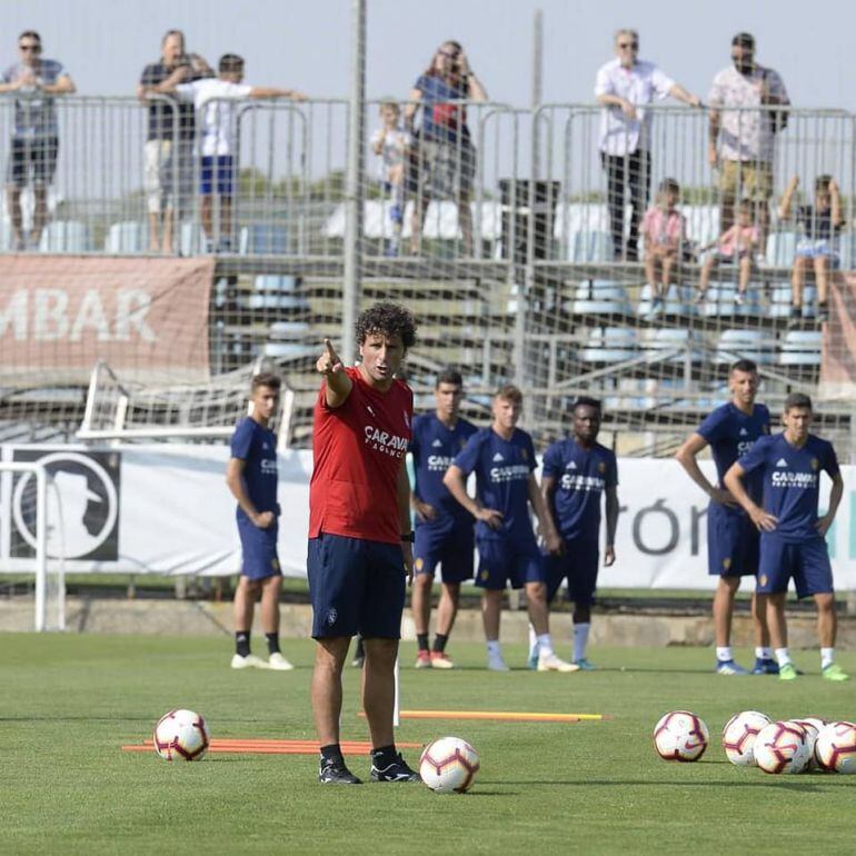 Imanol Idiakez da instrucciones a sus jugadores en un entrenamiento en la Ciudad Deportiva