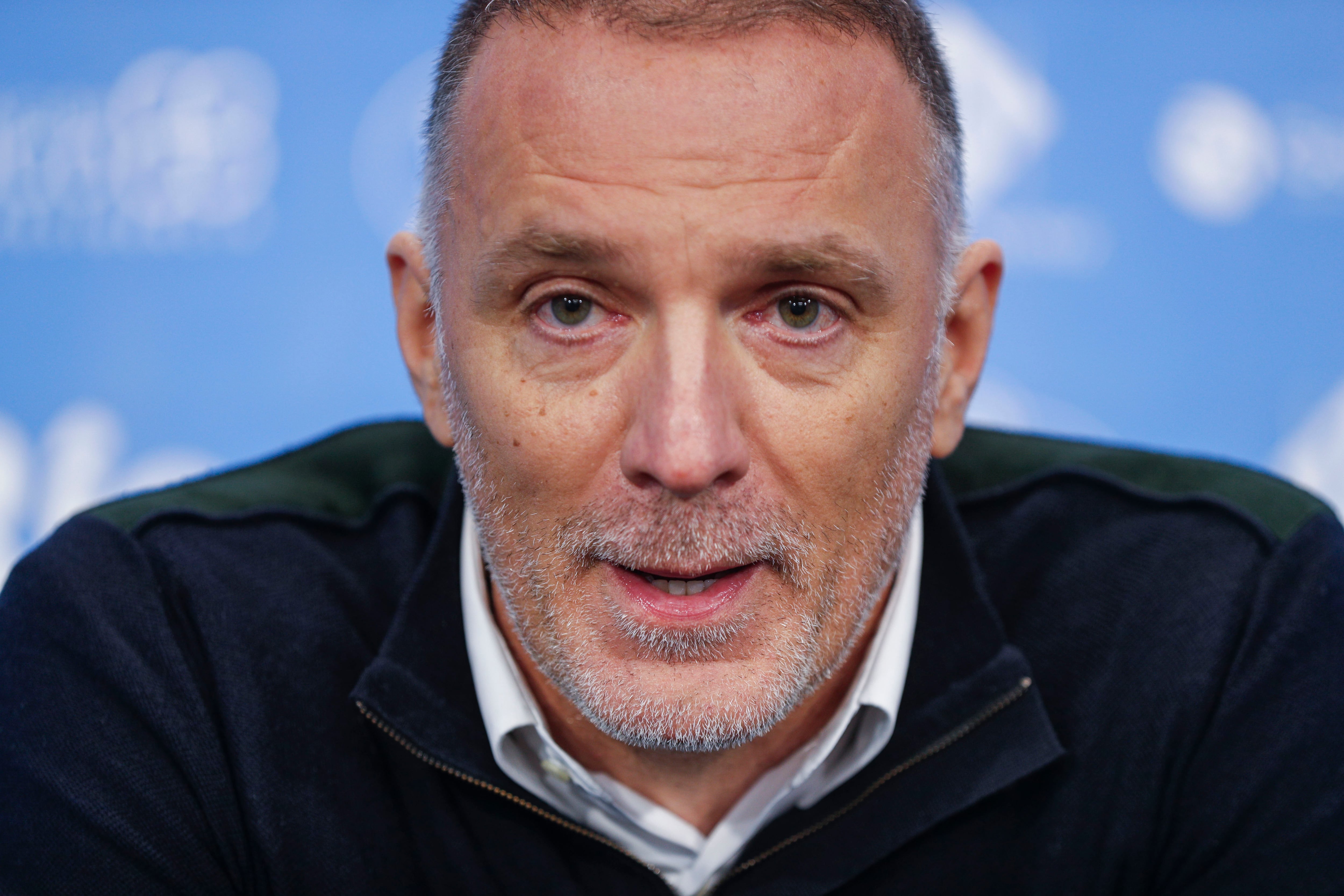 LUGO (GALICIA), 04/12/2024.- El entrenador croata Veljko Mric se despide este miércoles, tras ser cesado como entrenador del Breogán, en Lugo (Galicia). El club de baloncesto Breogán, colista de la liga, anunció ayer martes la destitución del entrenador Veljko Mrsic, tan solo tres días después de la dura derrota del equipo ante el Granada (74-92) en el pazo Provincial dos Deportes de Lugo. El técnico croata llegó al club lucense a finales de enero de 2022 para sustituir a Paco Olmos, quien había rescindido su contrato con el equipo gallego para incorporarse al Burgos. Esa temporada, el Breogán acabó disputando la Copa del Rey. EFE/ Pedro Eliseo Agrelo Trigo
