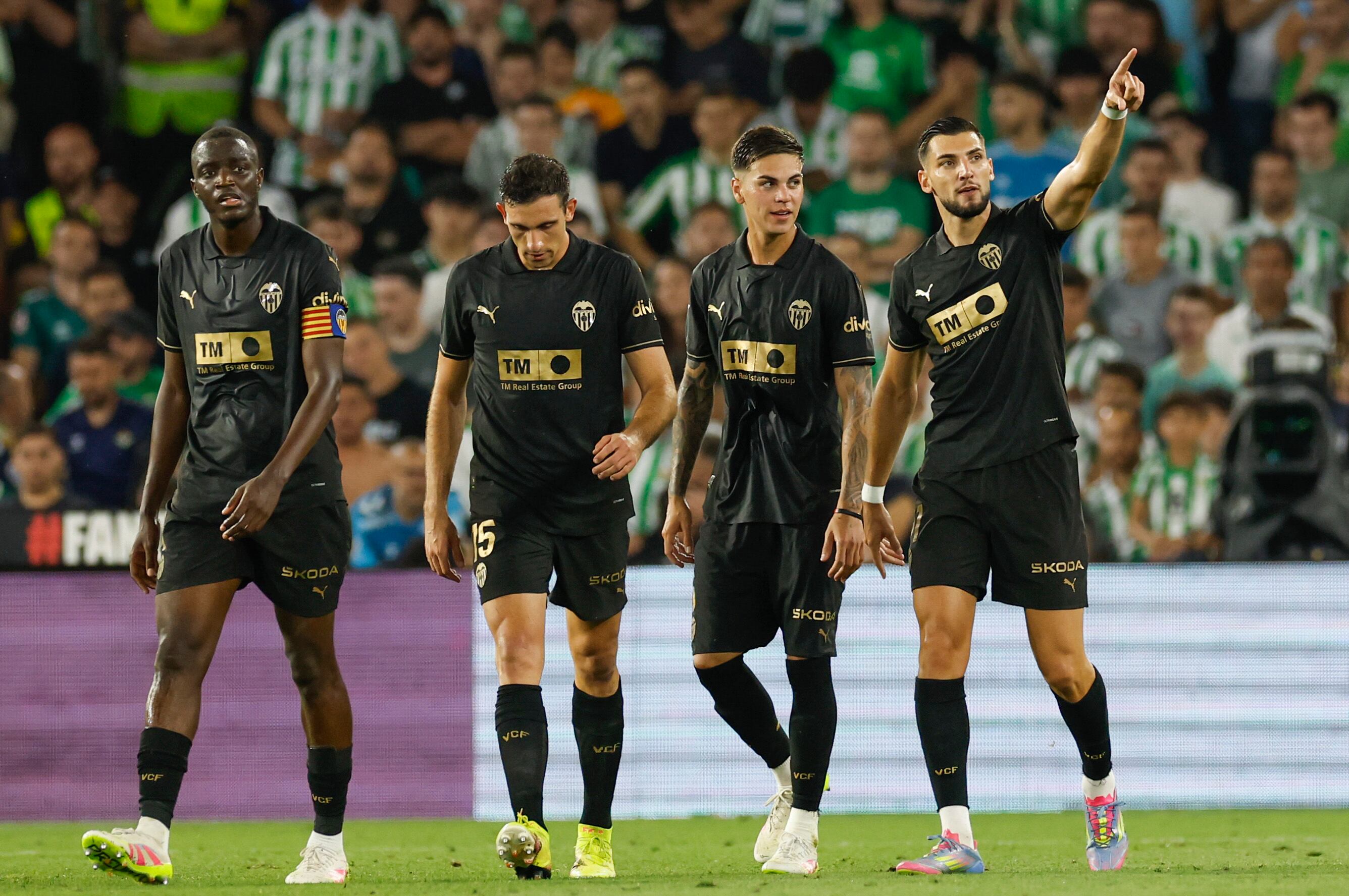 SEVILLA, 23/05/2025.- El delantero del Valencia Rafa Mir (d) celebra junto a sus compañeros tras marcar ante el Betis, durante el partido de la última jornada de LaLiga de fútbol que Real Betis y Valencia CF disputan este viernes en el estadio Benito Villamarín, en Sevilla. EFE/Julio Muñoz