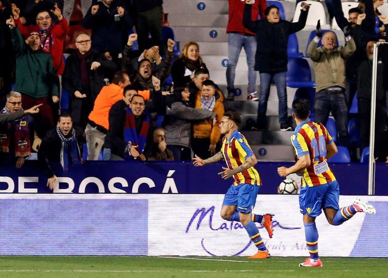 El delantero del Levante Roger celebra tras marcar ante el Eibar, durante el partido de Liga en Primera División que disputan esta noche en el estadio Ciutat de Valencia. 