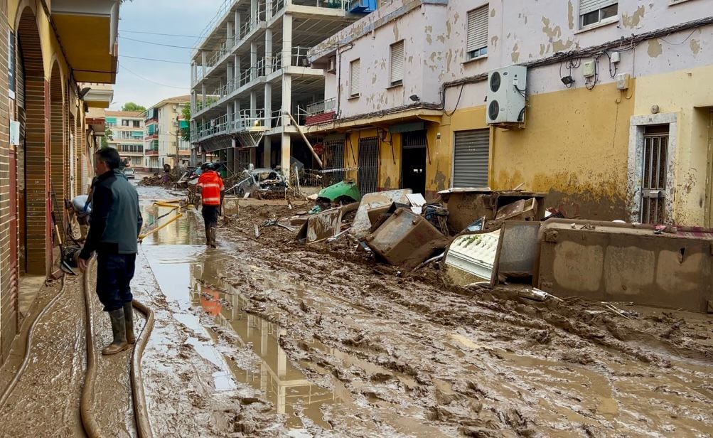 Un bombero de Lanzarote caminando por una de las calles afectadas de Massanassa.