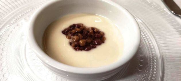 Esfera de aceitunas con salsa de almendras al estilo ajoblanco