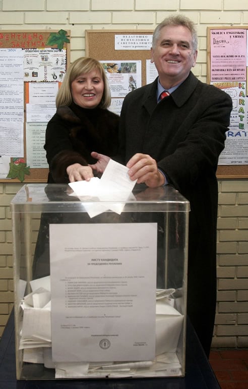 El líder del Partido Radical, Tomislav Nikolic, votando hoy junto a su esposa