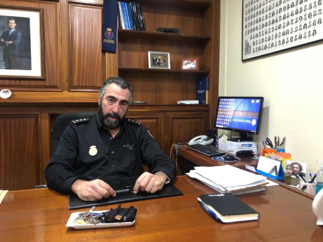 El comisario Victoriano Martínez Ortega en su despacho