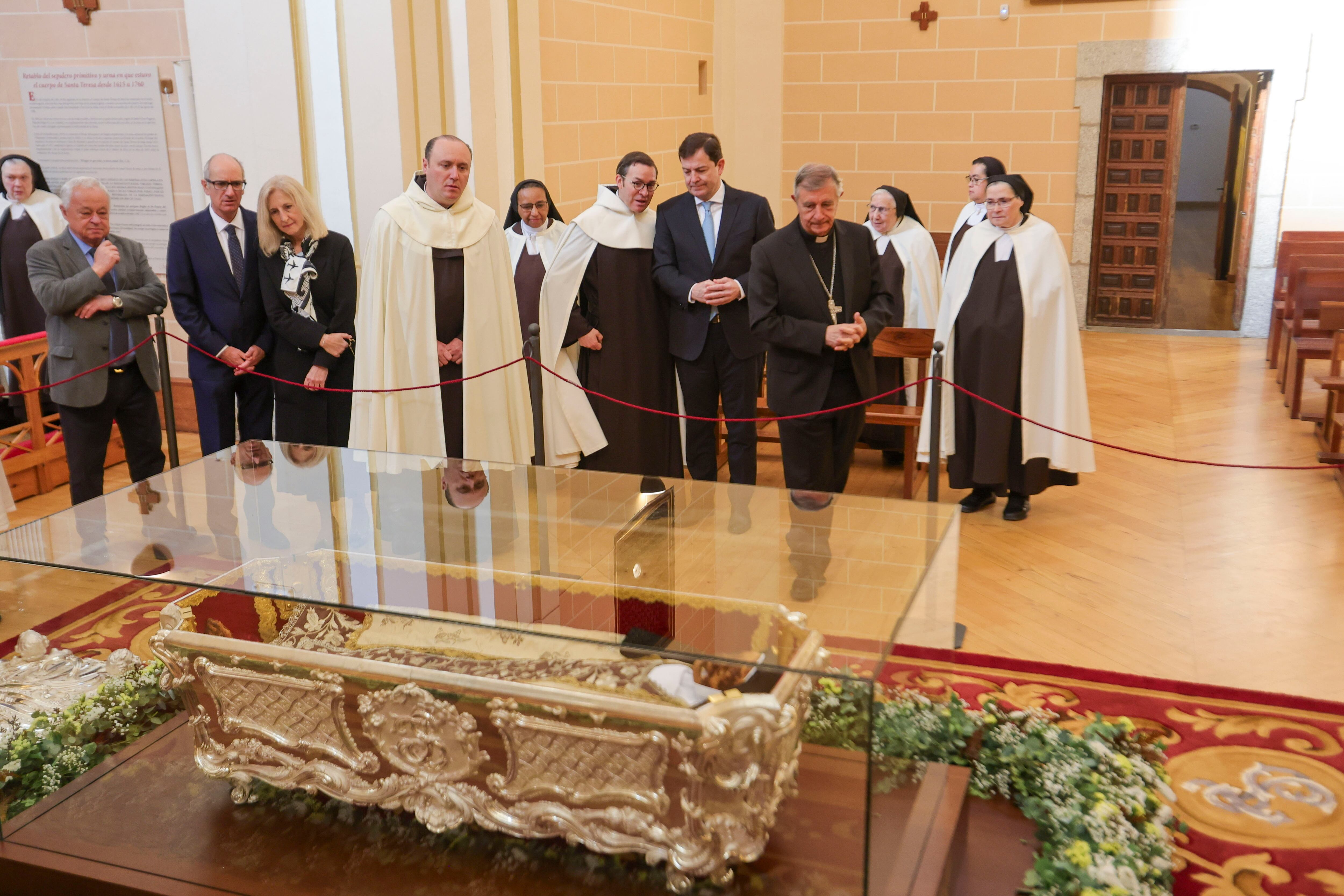 ALBA DE TORMES, 11/05/2025.- Un momento histórico y único en la localidad salmantina De Alba de Tormes donde la gente puede ver Imágenes que perdurarán en el tiempo y que jamás se habían podido retratar con tanta claridad. Por primera vez en este siglo, ha tenido lugar la exposición pública de Santa Teresa de Jesús para su veneración en la Basílica de la Anunciación de Nuestra Señora del Carmen. EFE/J.M. García
