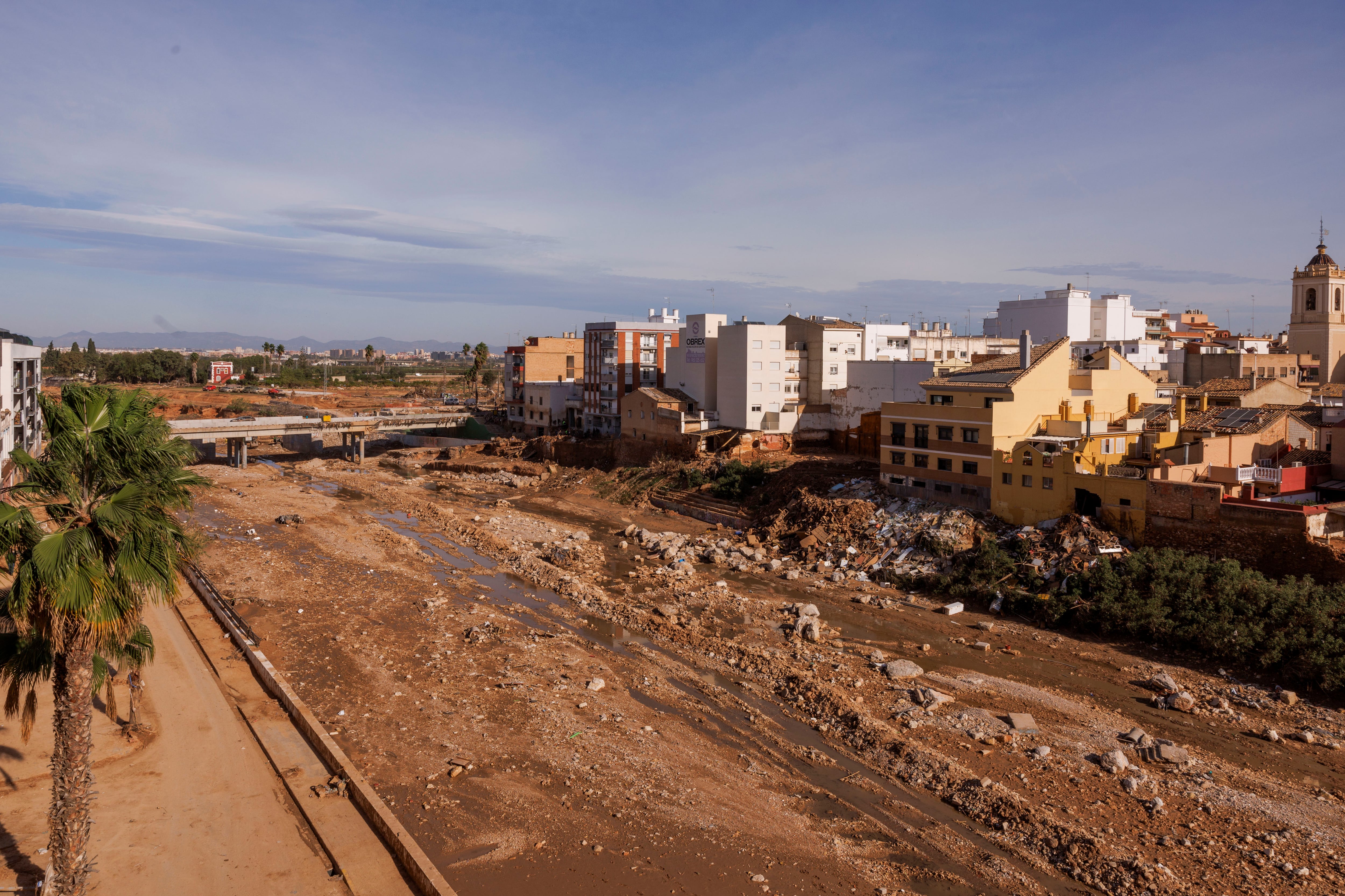 PAIPORTA (VALENCIA) Imagen de uno de los puentes que cruza el Barranco del Poyo de la localidad valenciana de Paiporta tres semanas después de la DANA EFE/Villar López