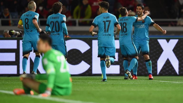 Luis Suárez celebra con sus compañeros el primer tanto ante el Guangzhou en la semifinal del Mundialito.