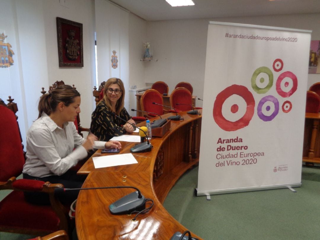 La Concejala de Promoción Innovación y Turismo del Ayuntamiento, Olga Maderuelo, y la alcaldesa, Raquel González, durante una de las presentaciones de la Ciudad Europea del Vino en el salón de plenos. Imagen de archivo