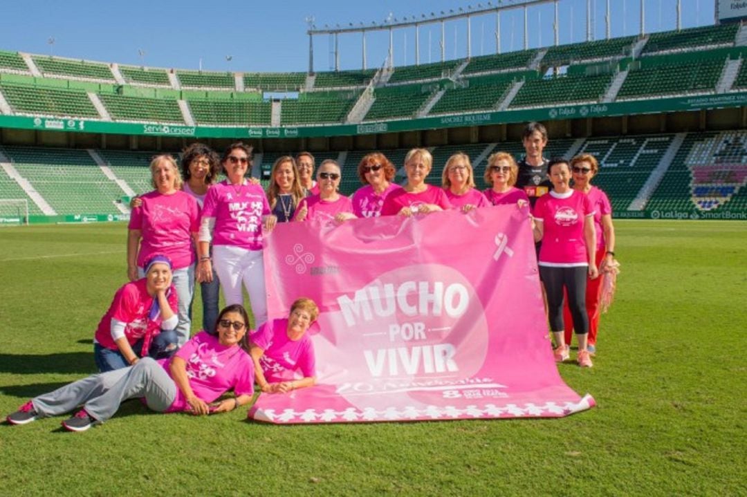 Representantes de AMACMEC con Pacheta y Patricia Rodríguez en el Martínez Valero