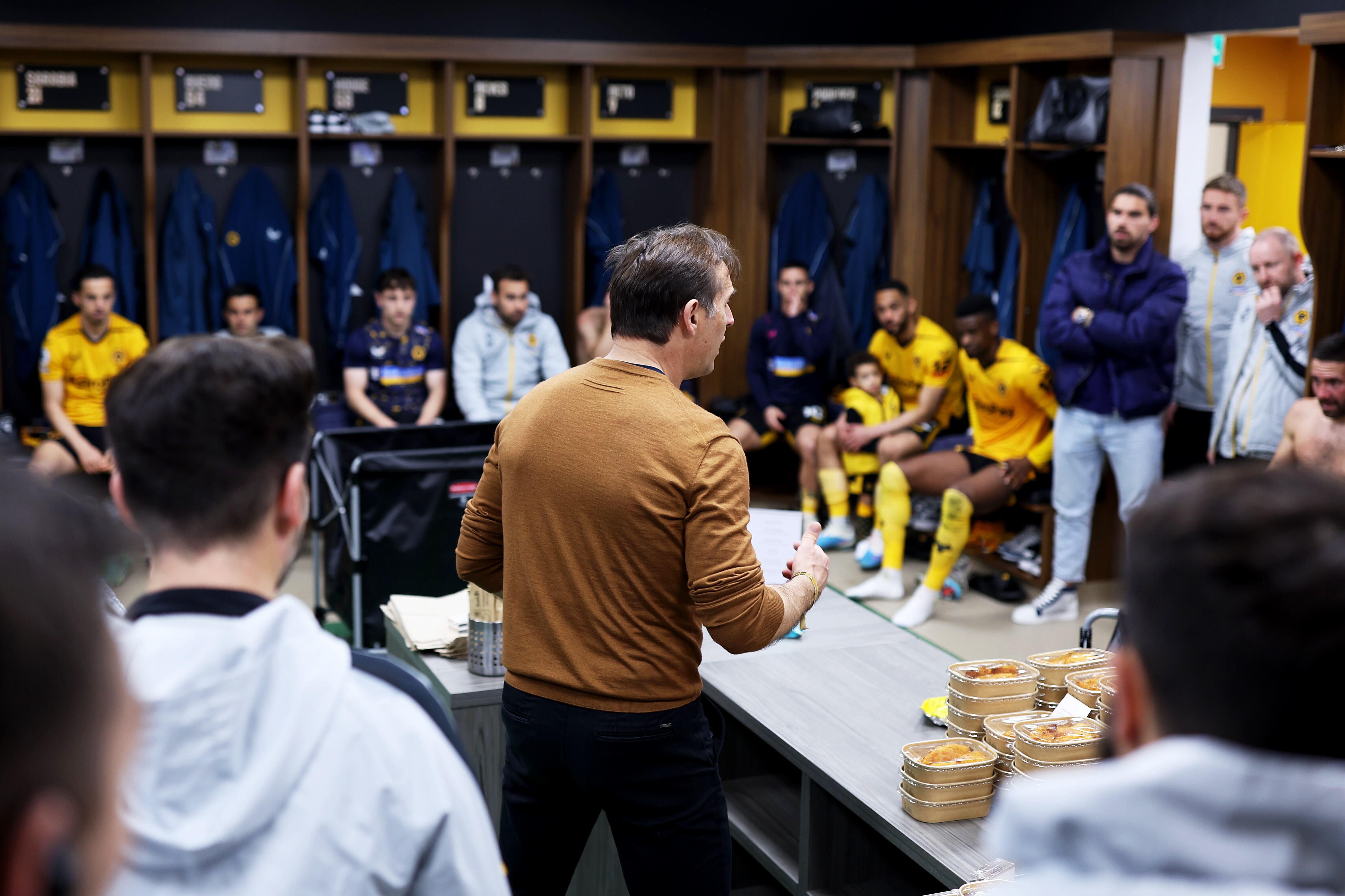 Julen Lopetegui da una charla a sus jugadores